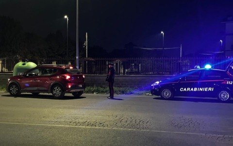 Aggredisce la compagna e reagisce ai militari: arrestato