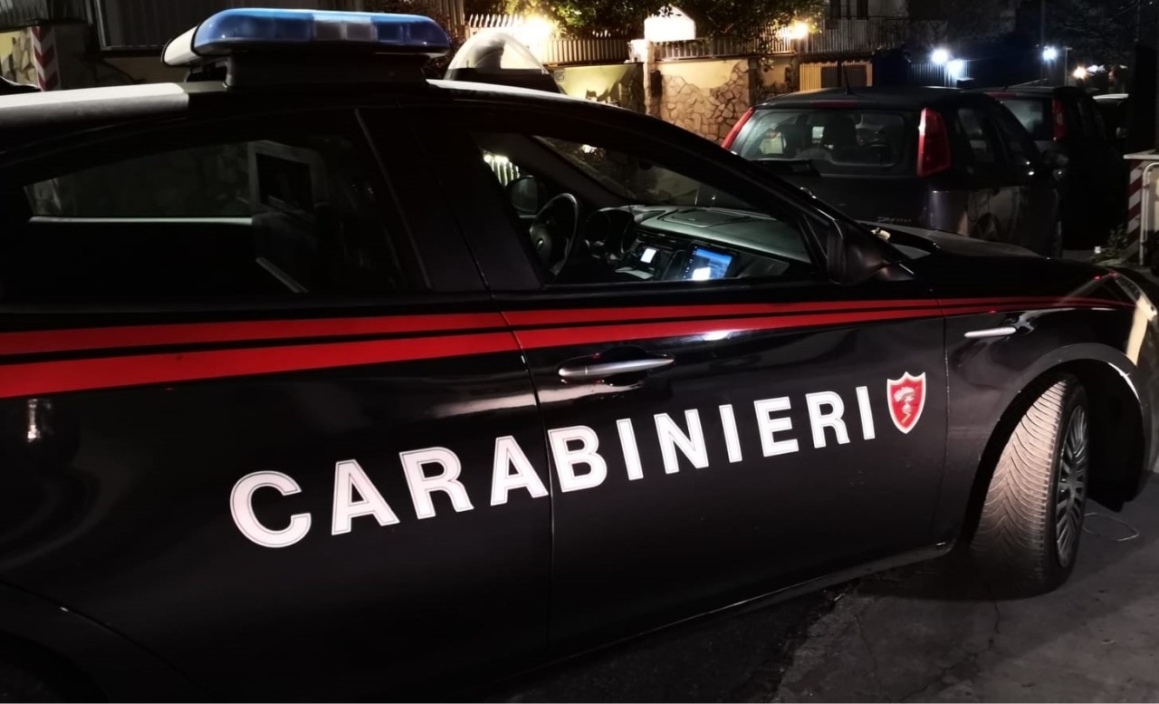 Coltello e aggressione ai carabinieri: obbligo di firma