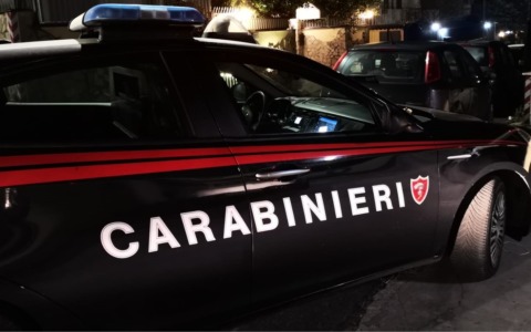 Coltello e aggressione ai carabinieri: obbligo di firma
