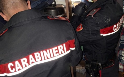 Aggredisce la madre e ferisce un carabiniere: arrestato