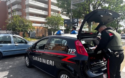 Uomo di 52 anni trovato morto nel piazzale degli alberghi