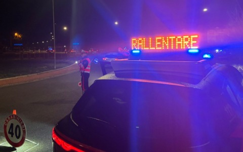 Furgone contro pattuglia, due carabinieri feriti dopo la gara