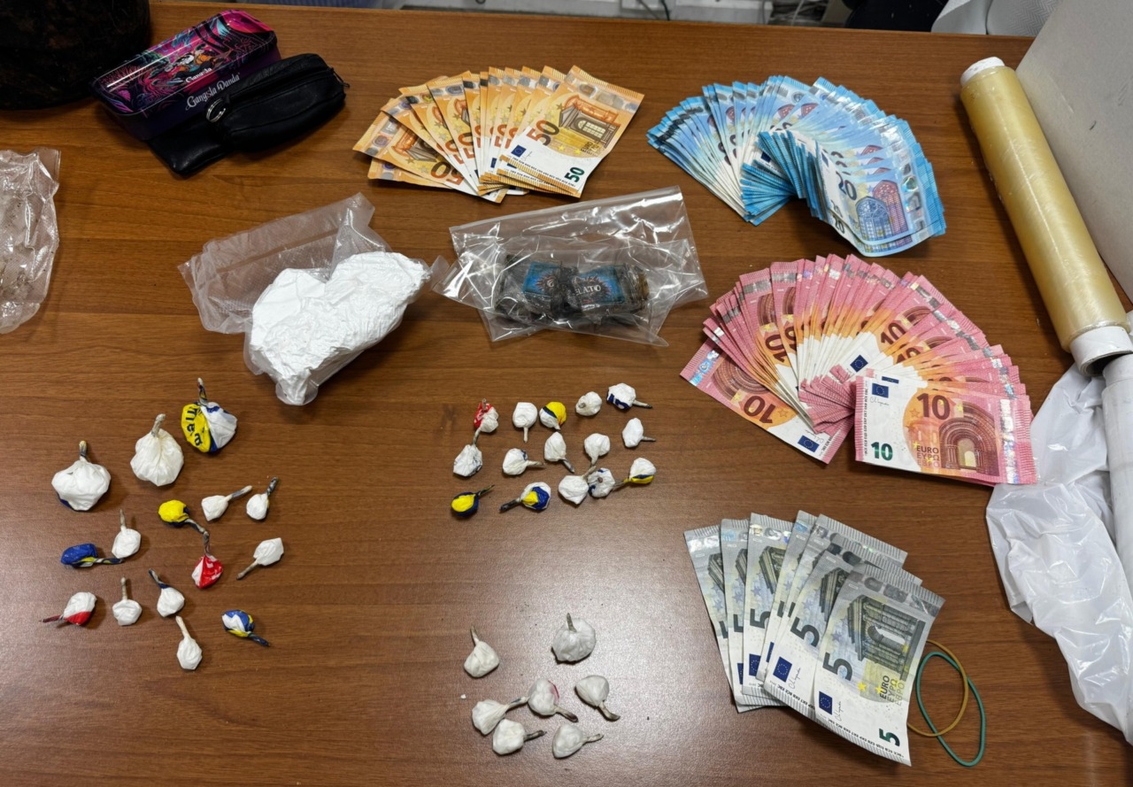 Controlli antidroga fuori da una scuola a Treviglio