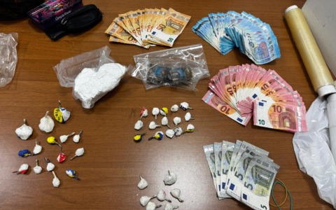 Controlli antidroga fuori da una scuola a Treviglio