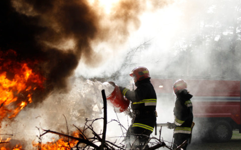Fuochi annullati per il rischio di incendi nei boschi