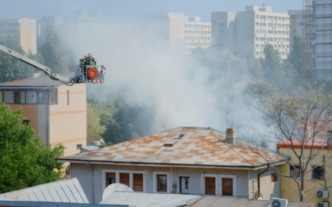 Incendio distrugge ristorante sushi, evacuate 16 famiglie