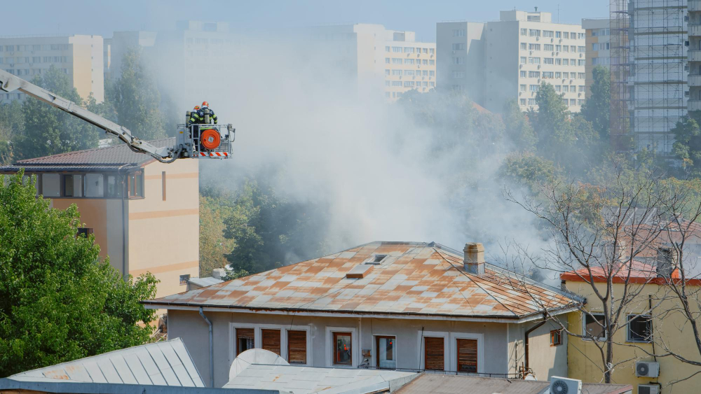 Incendio distrugge ristorante sushi, evacuate 16 famiglie