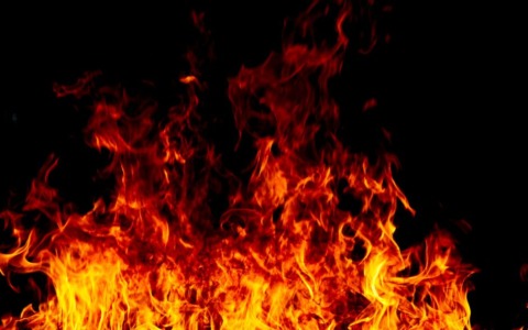 Incendio in parcheggio distrugge tre auto