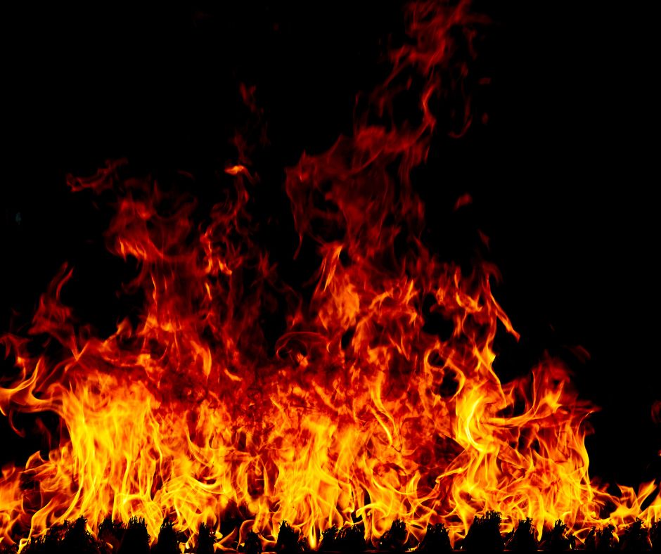 Incendio in parcheggio distrugge tre auto