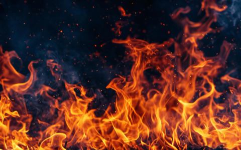 Pensionato muore tra le fiamme mentre brucia le sterpaglie