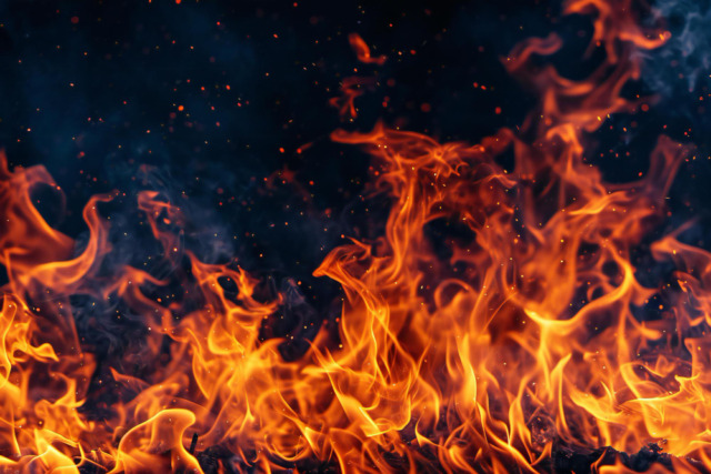 Pensionato muore tra le fiamme mentre brucia le sterpaglie