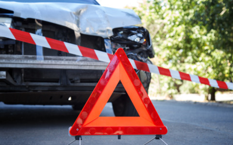 Incidente stradale tra auto e moto: motociclista gravemente ferito