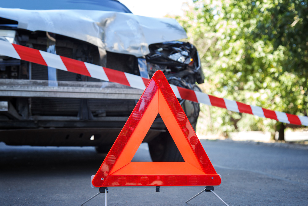 Incidente stradale tra auto e moto: motociclista gravemente ferito