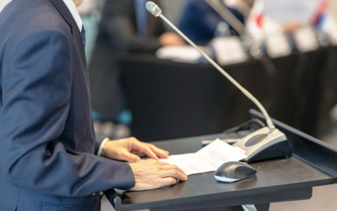 Nuovo piano, furgoni in coda e disagi per le consegne