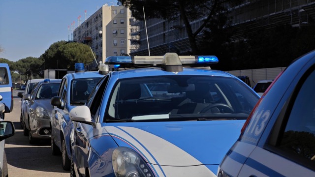 Maglia e sciarpa con presunte tracce ematiche, indaga la polizia