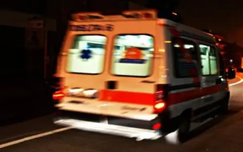 Bergamo, uomo resta per otto ore sul tetto di una ex scuola