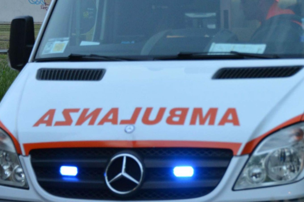 Anziano bloccato fuori casa, interviene la polizia per aiutarlo