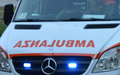 Anziano bloccato fuori casa, interviene la polizia per aiutarlo