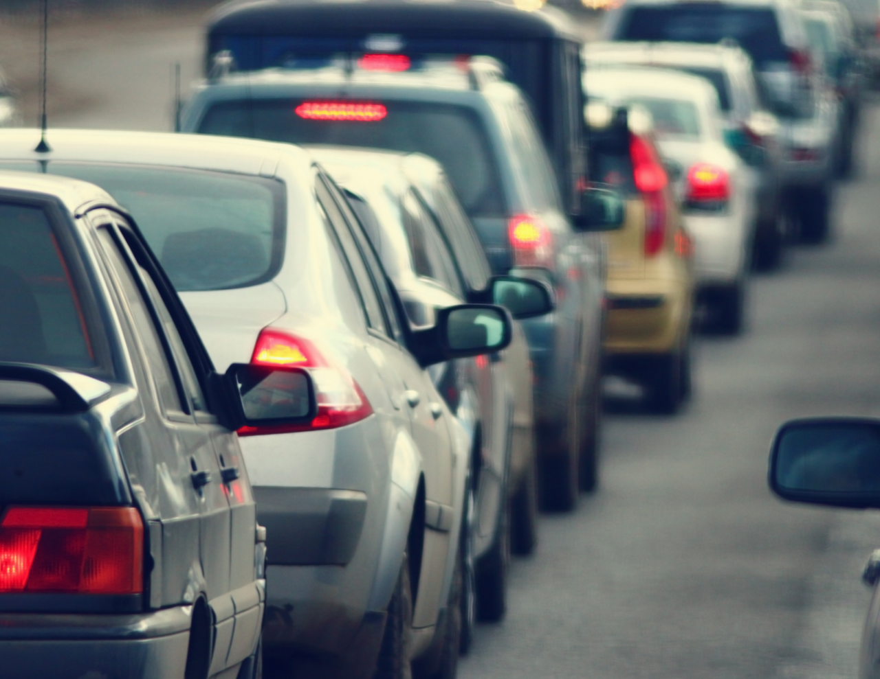 Rosso fisso per sette minuti, automobilisti in coda