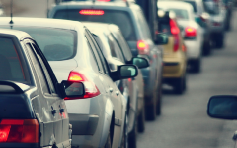 Rosso fisso per sette minuti, automobilisti in coda