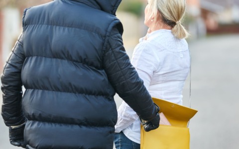 Diciassettenne arrestato dopo lo scippo a un’anziana