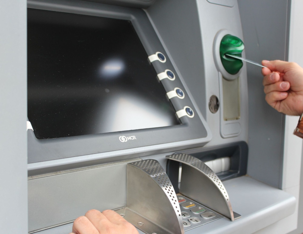 Assalto al bancomat di Mozzanica, banditi in fuga con la cassa
